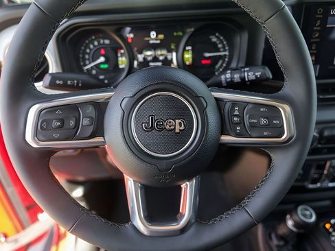 Used 2025 Jeep Wrangler Unlimited Sahara AWD/4WD image 12
