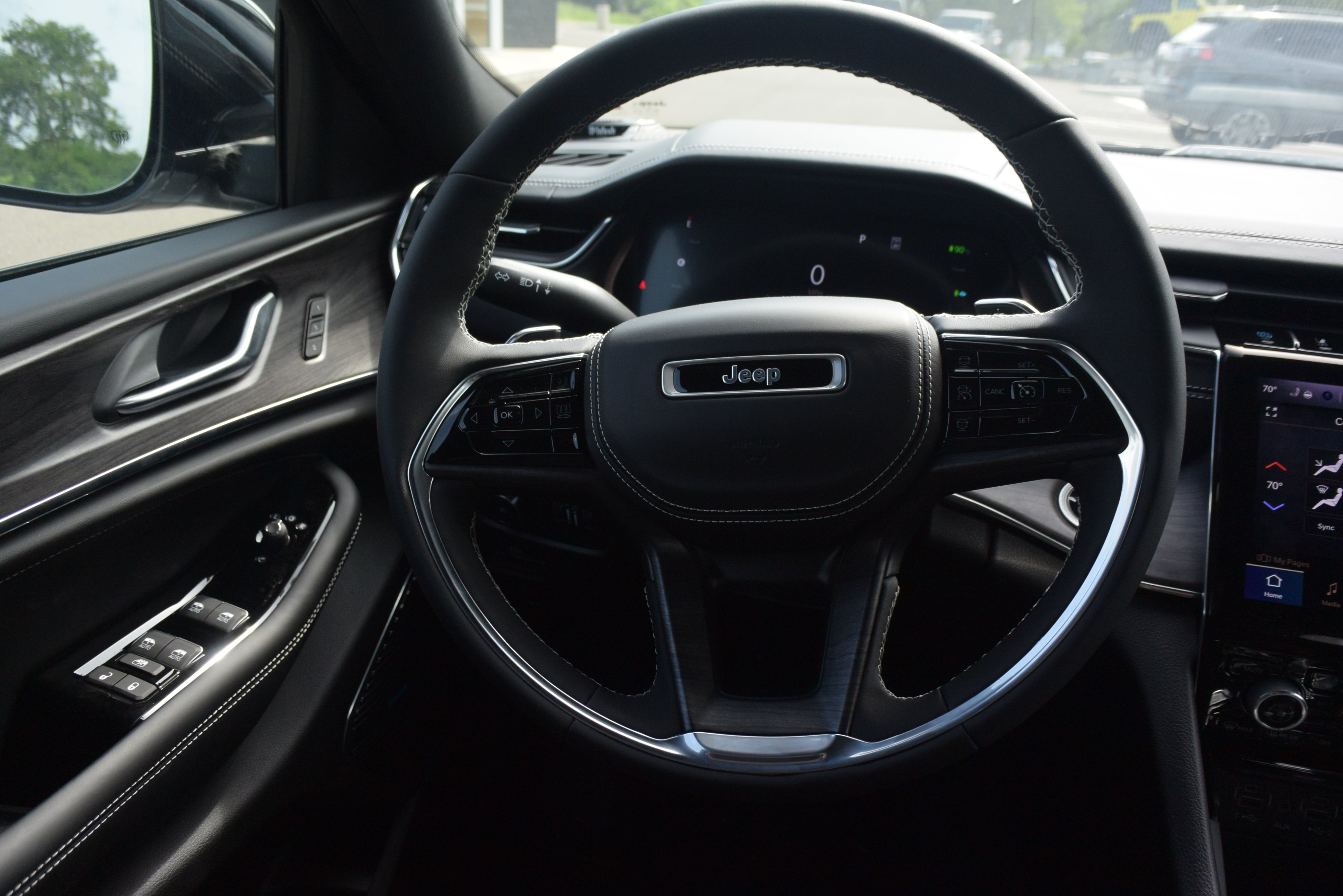 Used 2022 Jeep Grand Cherokee Overland AWD/4WD image 17