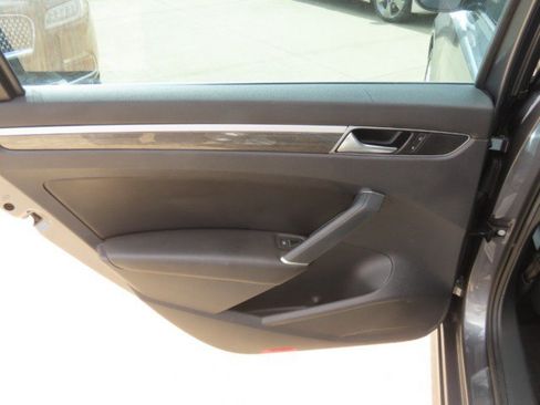 Used 2017 Volkswagen Passat 1.8T SEL Premium FWD image 16