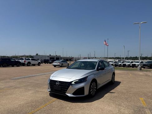 Certified 2025 Nissan Altima 2.5 SV FWD image 8