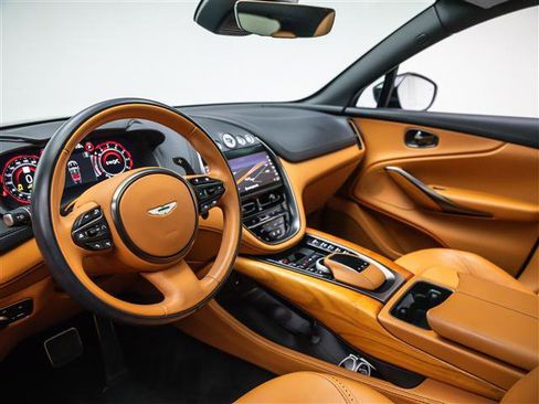 Used 2022 Aston Martin DBX image 3