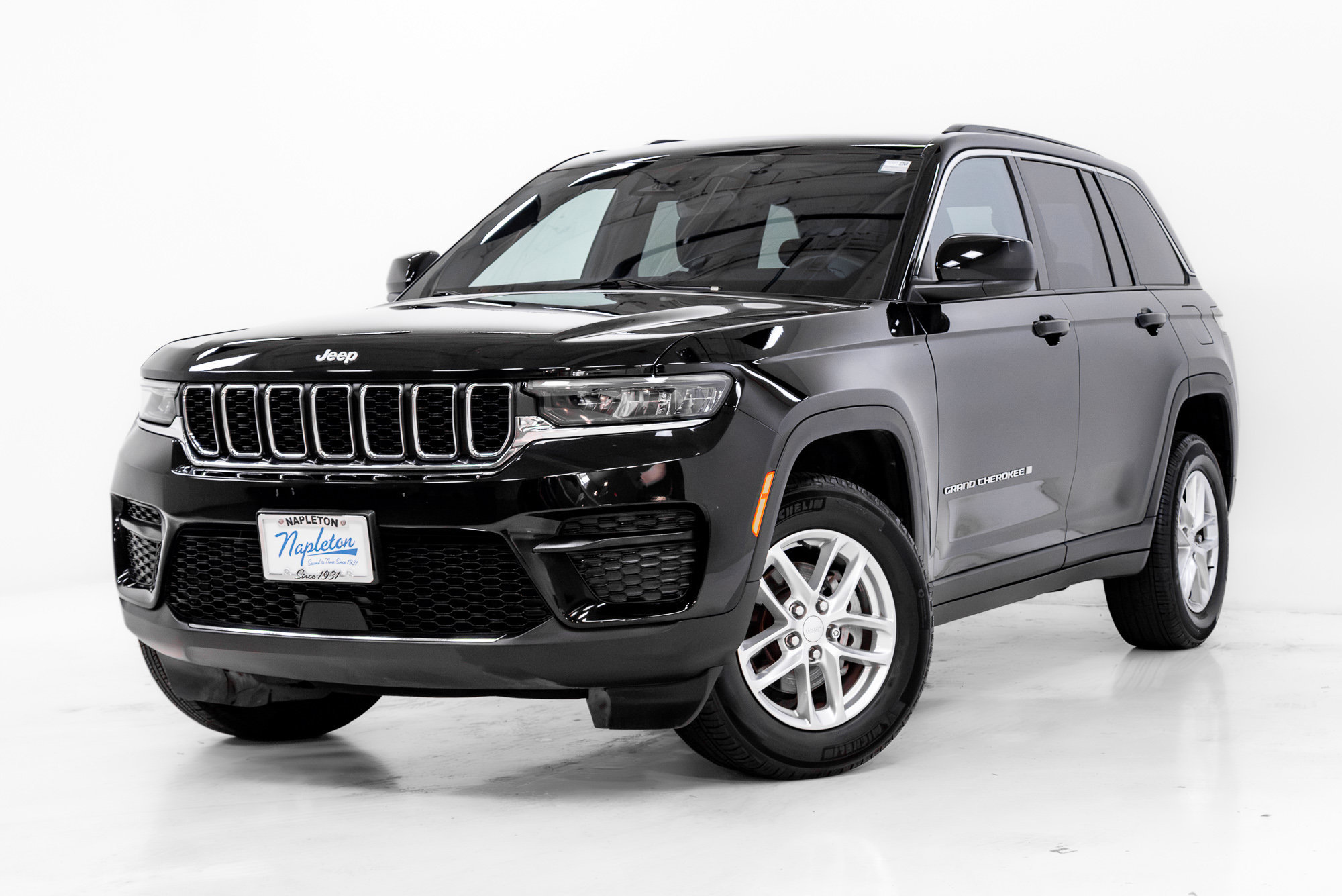 Used 2024 Jeep Grand Cherokee Laredo X AWD/4WD image 1