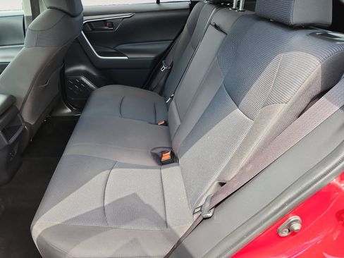 Used 2019 Toyota RAV4 LE AWD/4WD image 13