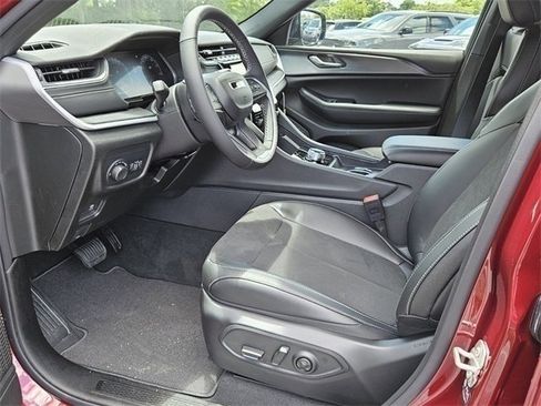 Used 2024 Jeep Grand Cherokee L Laredo image 3