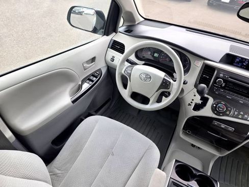 Used 2014 Toyota Sienna LE AWD/4WD image 27