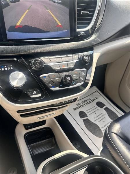 Used 2024 Chrysler Pacifica Touring-L FWD image 21