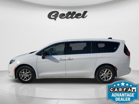 Used 2024 Chrysler Voyager LX image 7
