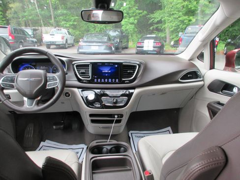 Used 2017 Chrysler Pacifica Touring-L FWD image 29