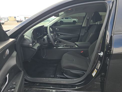 Used 2025 Hyundai Elantra SE FWD image 13