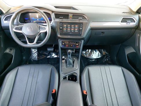 Used 2022 Volkswagen Tiguan SE image 9
