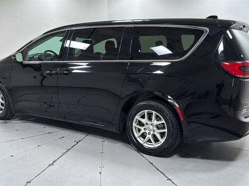 Used 2024 Chrysler Pacifica Touring-L image 7