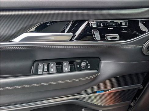 Used 2023 Jeep Grand Wagoneer Series II image 14