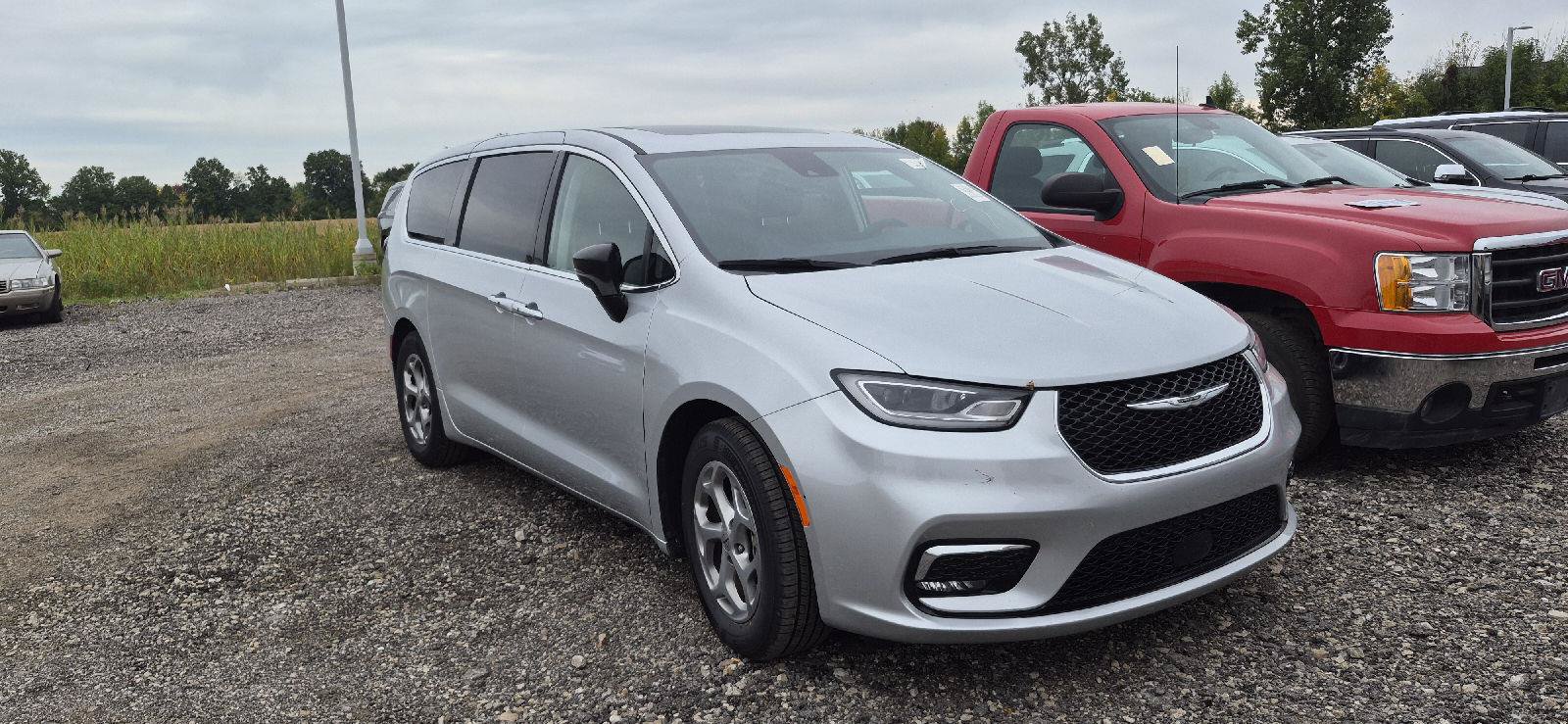 Used 2024 Chrysler Pacifica Limited FWD image 2
