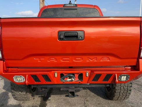 Used 2017 Toyota Tacoma TRD Sport w/ Tow Package (A/T) image 7