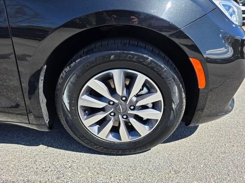 Used 2023 Chrysler Pacifica Touring-L FWD image 13