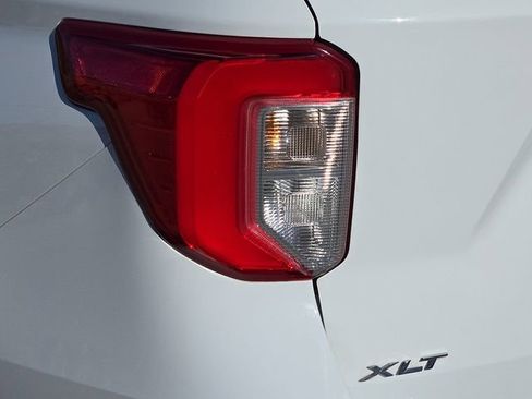 Used 2021 Ford Explorer XLT image 10