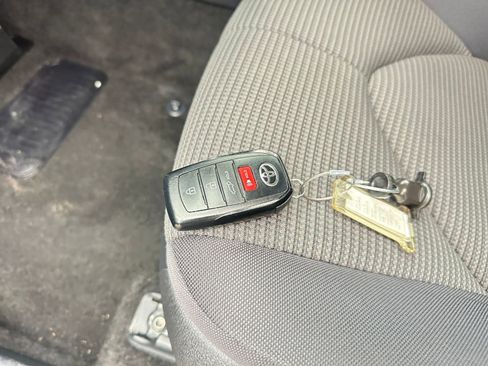 Used 2025 Toyota Highlander LE image 23