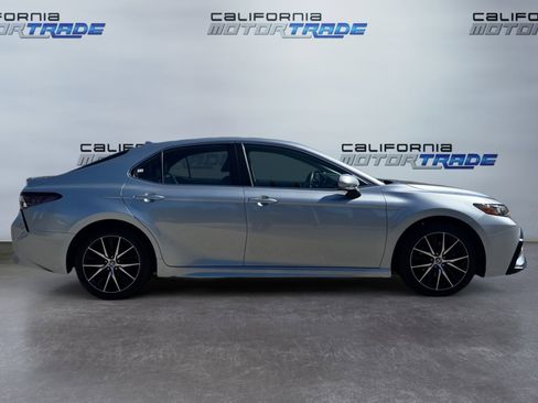 Used 2023 Toyota Camry SE FWD image 4