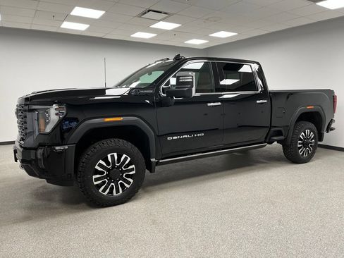 Used 2024 GMC Sierra 3500 Denali Ultimate AWD/4WD image 6