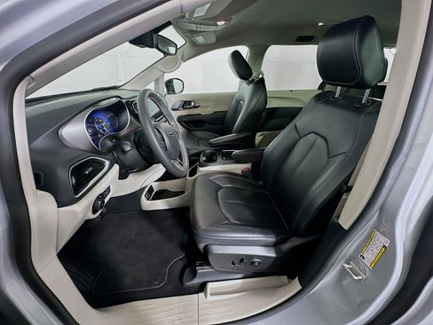 Used 2024 Chrysler Pacifica Touring-L image 13