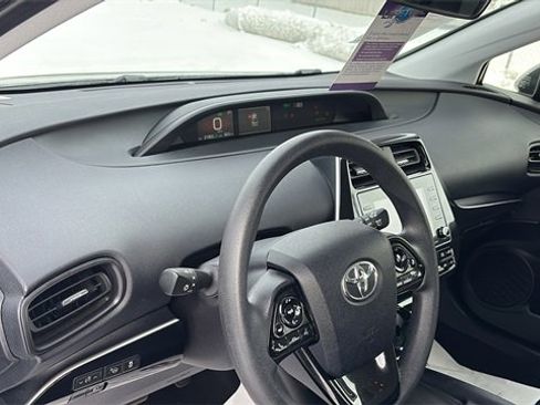 Used 2021 Toyota Prius LE image 10