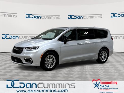 New 2026 Chrysler Pacifica Limited image 1