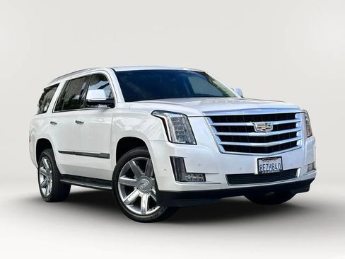 Used 2018 Cadillac Escalade Luxury RWD image 3