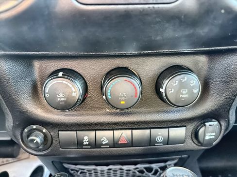 Used 2017 Jeep Wrangler Unlimited Sahara AWD/4WD image 15