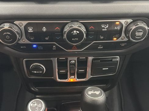 Used 2025 Jeep Wrangler Unlimited Sahara AWD/4WD image 23