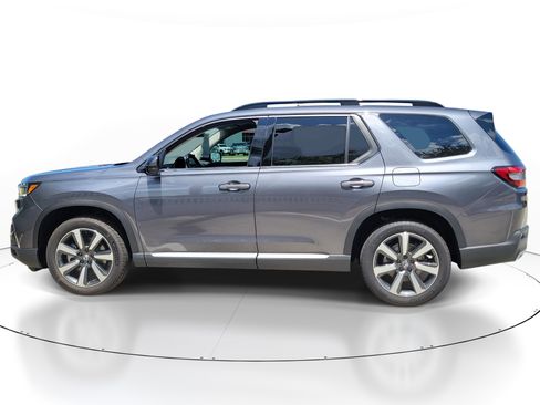 Certified 2025 Honda Pilot Touring image 3