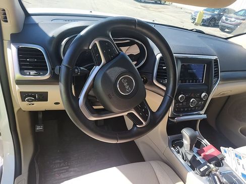 Used 2019 Jeep Grand Cherokee Laredo AWD/4WD image 8