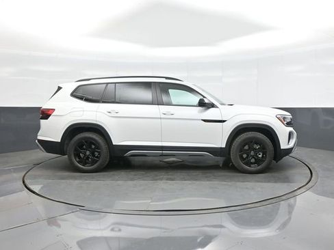New 2026 Volkswagen Atlas Peak Edition image 8