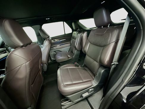 Used 2025 Ford Explorer Platinum w/ LUX Leather Package image 30