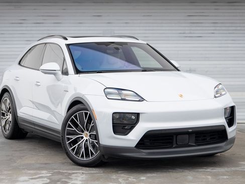 Certified 2025 Porsche Macan Electric image 10