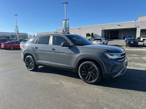 Used 2020 Volkswagen Atlas Cross Sport SE image 2