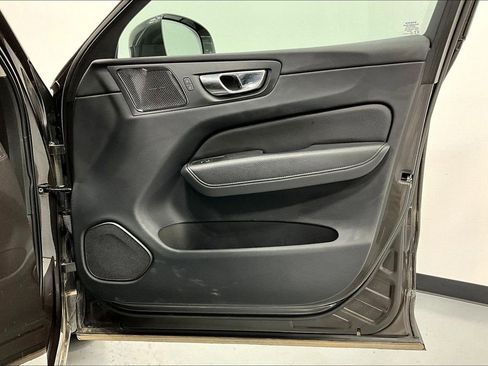 Used 2022 Volvo XC60 B5 Momentum w/ Advanced Package image 23