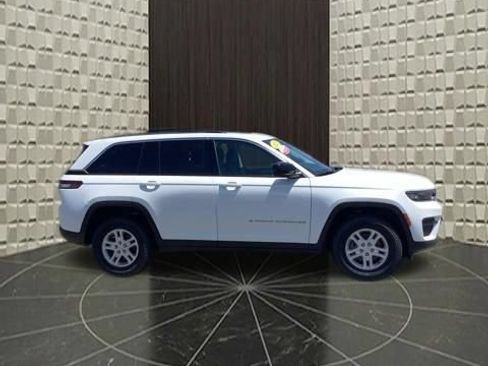 Certified 2023 Jeep Grand Cherokee Laredo AWD/4WD image 3