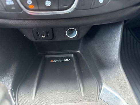 Used 2022 Chevrolet Traverse LT AWD/4WD image 28