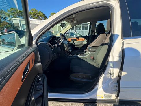 Used 2017 Chevrolet Traverse LT w/ Style and Technology Package image 8