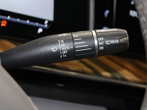 Used 2021 Cadillac Escalade Premium Luxury Platinum w/ Heavy-Duty Trailer Package image 44