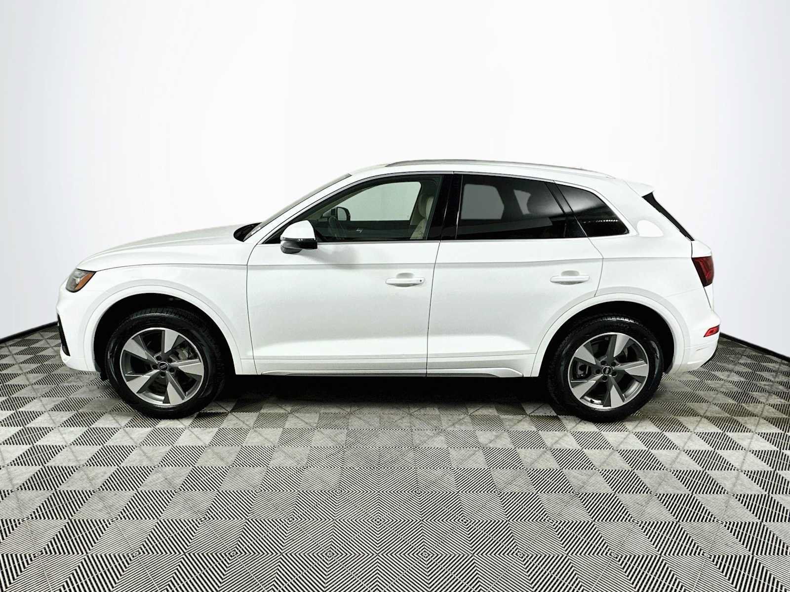 Certified 2023 Audi Q5 2.0T Premium w/ Convenience Package AWD/4WD image 4