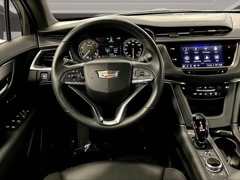 Certified 2025 Cadillac XT6 Luxury image 8