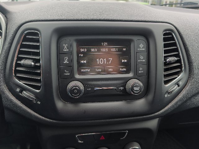 Used 2018 Jeep Compass Latitude w/ Cold Weather Group AWD/4WD image 3
