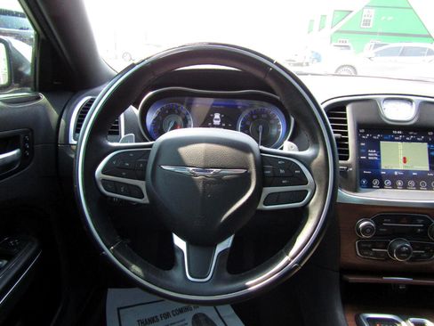 Used 2017 Chrysler 300 C Platinum image 10