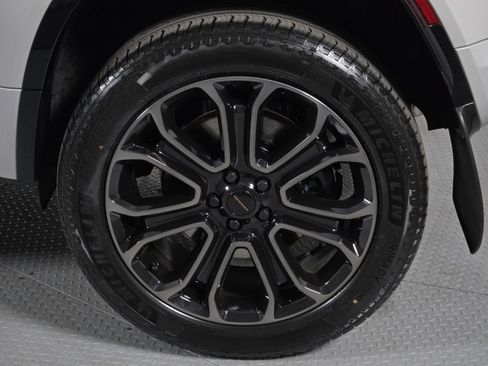 New 2026 Land Rover Defender 110 OCTA image 10