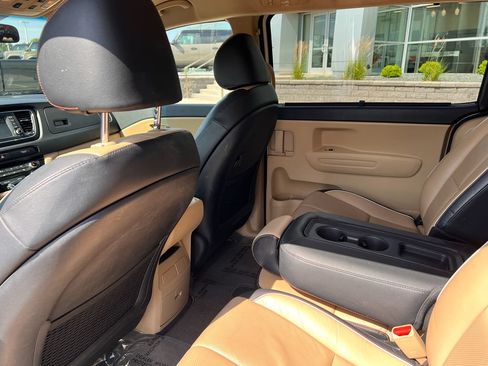 Used 2017 Kia Sedona LX w/ LX Essentials Premium Package FWD image 12