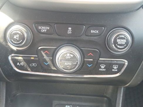 Used 2017 Jeep Cherokee Trailhawk AWD/4WD image 34