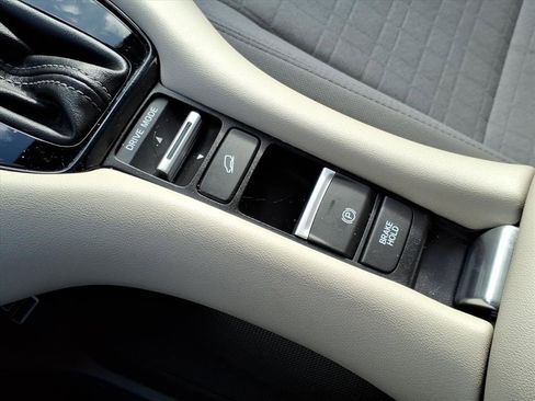 Used 2023 Honda HR-V LX image 13