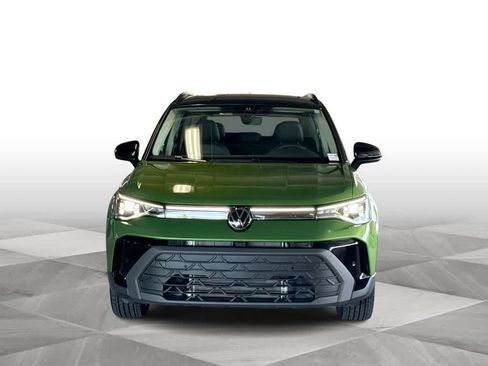 Used 2025 Volkswagen Taos SE FWD image 3