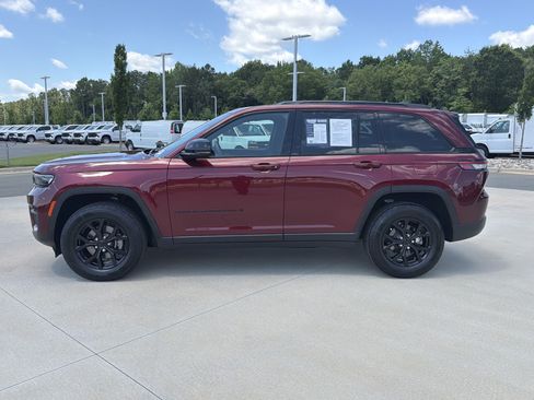 Used 2024 Jeep Grand Cherokee Altitude RWD image 23